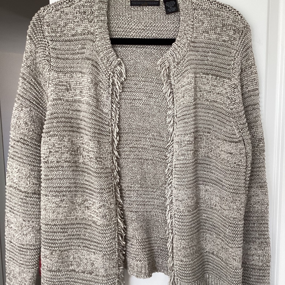 Shabby chic cardigan with fringe. No buttons!